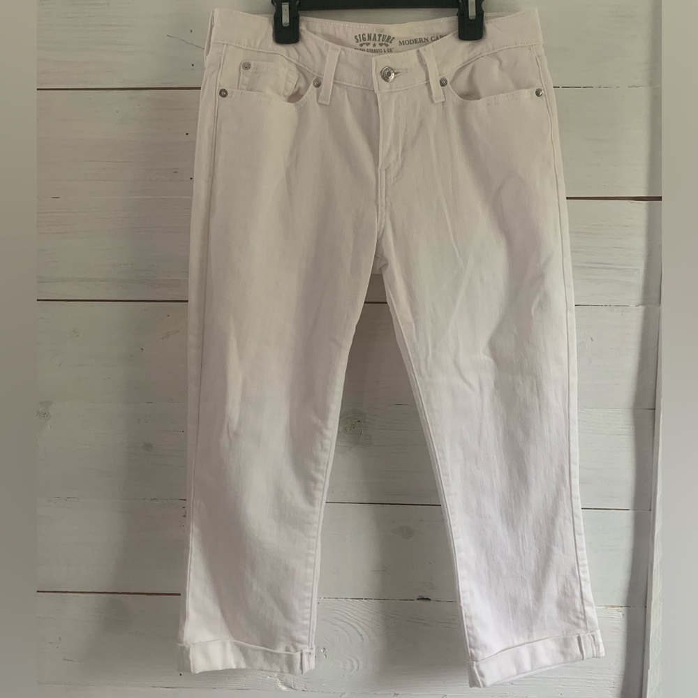 Signature Levi’s denim capris, size 8